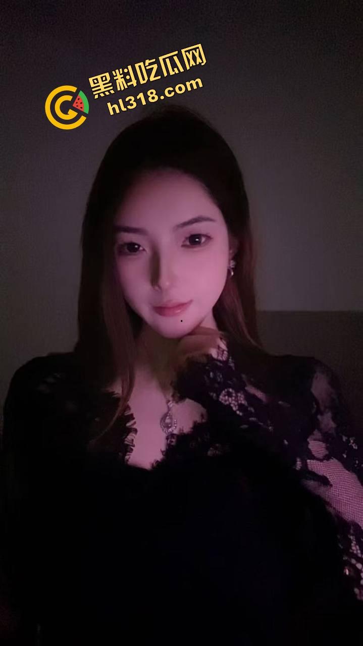 偷操哥哥女友，她贱到不让拍还死命夹，嘴上说再内射就咬断鸡巴，其实浪得要命，操爽了就射里面！  第1张