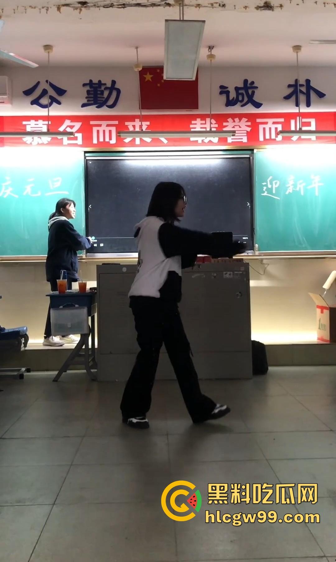 又被套路了,抖音咸鱼热卖得学霸班会热舞崩奶罩?假的!片哥片姐割韭菜,冲动老色批来我这我给你白嫖看! 第7张 又被套路了,抖音咸鱼热卖得学霸班会热舞崩奶罩?假的!片哥片姐割韭菜,冲动老色批来我这我给你白嫖看! 第7张