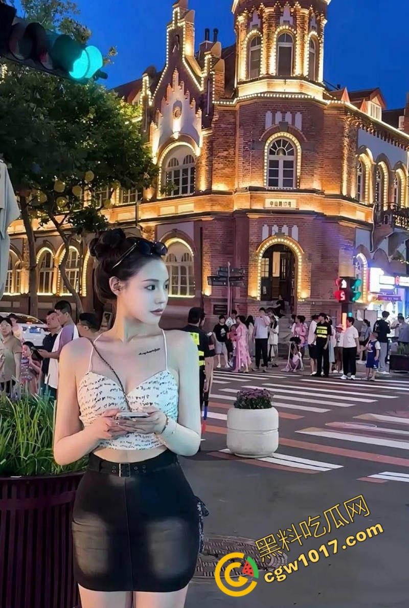 汕头网红【余微娜】沦为富二代母狗：露脸舔棒狂野放浪，多姿势爆操声响彻房间，视频泄密惹人眼球！  第2张