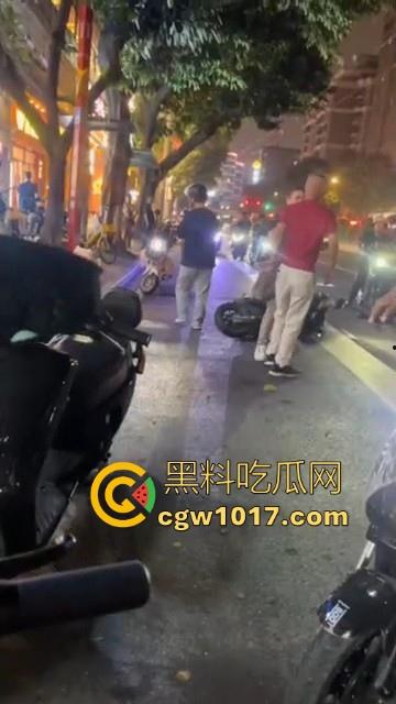 广州小梅大街地头蛇欺负外卖小哥!仗着自己本地人横着走,路人都想冲上去一拳打醒这狗东西! 第2张 广州小梅大街地头蛇欺负外卖小哥!仗着自己本地人横着走,路人都想冲上去一拳打醒这狗东西! 第2张