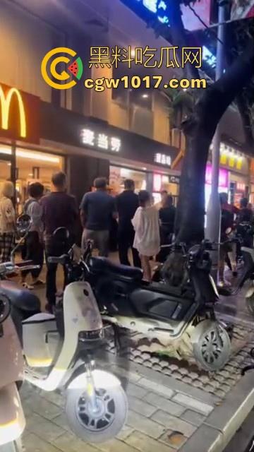 广州小梅大街地头蛇欺负外卖小哥!仗着自己本地人横着走,路人都想冲上去一拳打醒这狗东西! 第3张 广州小梅大街地头蛇欺负外卖小哥!仗着自己本地人横着走,路人都想冲上去一拳打醒这狗东西! 第3张