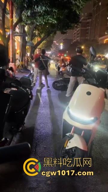 广州小梅大街地头蛇欺负外卖小哥!仗着自己本地人横着走,路人都想冲上去一拳打醒这狗东西! 第4张 广州小梅大街地头蛇欺负外卖小哥!仗着自己本地人横着走,路人都想冲上去一拳打醒这狗东西! 第4张