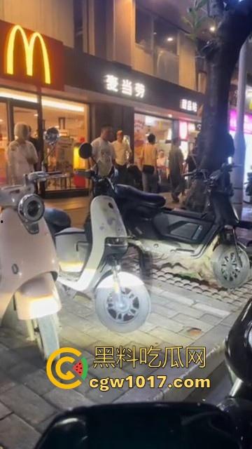 广州小梅大街地头蛇欺负外卖小哥!仗着自己本地人横着走,路人都想冲上去一拳打醒这狗东西! 第5张 广州小梅大街地头蛇欺负外卖小哥!仗着自己本地人横着走,路人都想冲上去一拳打醒这狗东西! 第5张