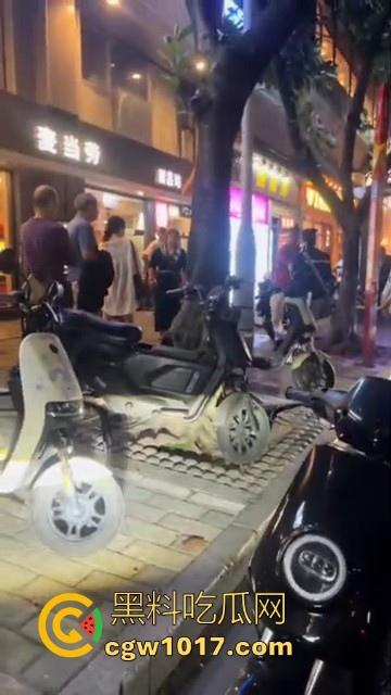 广州小梅大街地头蛇欺负外卖小哥!仗着自己本地人横着走,路人都想冲上去一拳打醒这狗东西! 第6张 广州小梅大街地头蛇欺负外卖小哥!仗着自己本地人横着走,路人都想冲上去一拳打醒这狗东西! 第6张