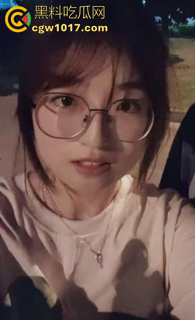 柳州职业技术学院学妹【韦闫妮】，颜值甜美的眼镜嫩妹，被学长PUA放学带去开房玩3P，前后夹击爆操蜜桃臀！  第1张