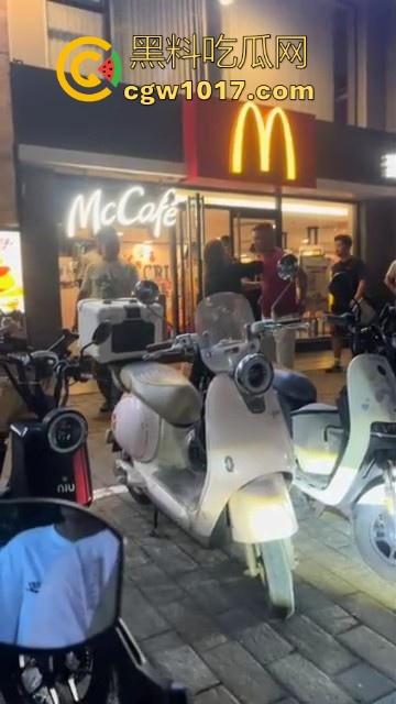 广州小梅大街地头蛇欺负外卖小哥!仗着自己本地人横着走,路人都想冲上去一拳打醒这狗东西! 第7张 广州小梅大街地头蛇欺负外卖小哥!仗着自己本地人横着走,路人都想冲上去一拳打醒这狗东西! 第7张