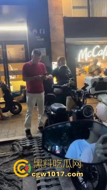 广州小梅大街地头蛇欺负外卖小哥!仗着自己本地人横着走,路人都想冲上去一拳打醒这狗东西! 第8张 广州小梅大街地头蛇欺负外卖小哥!仗着自己本地人横着走,路人都想冲上去一拳打醒这狗东西! 第8张