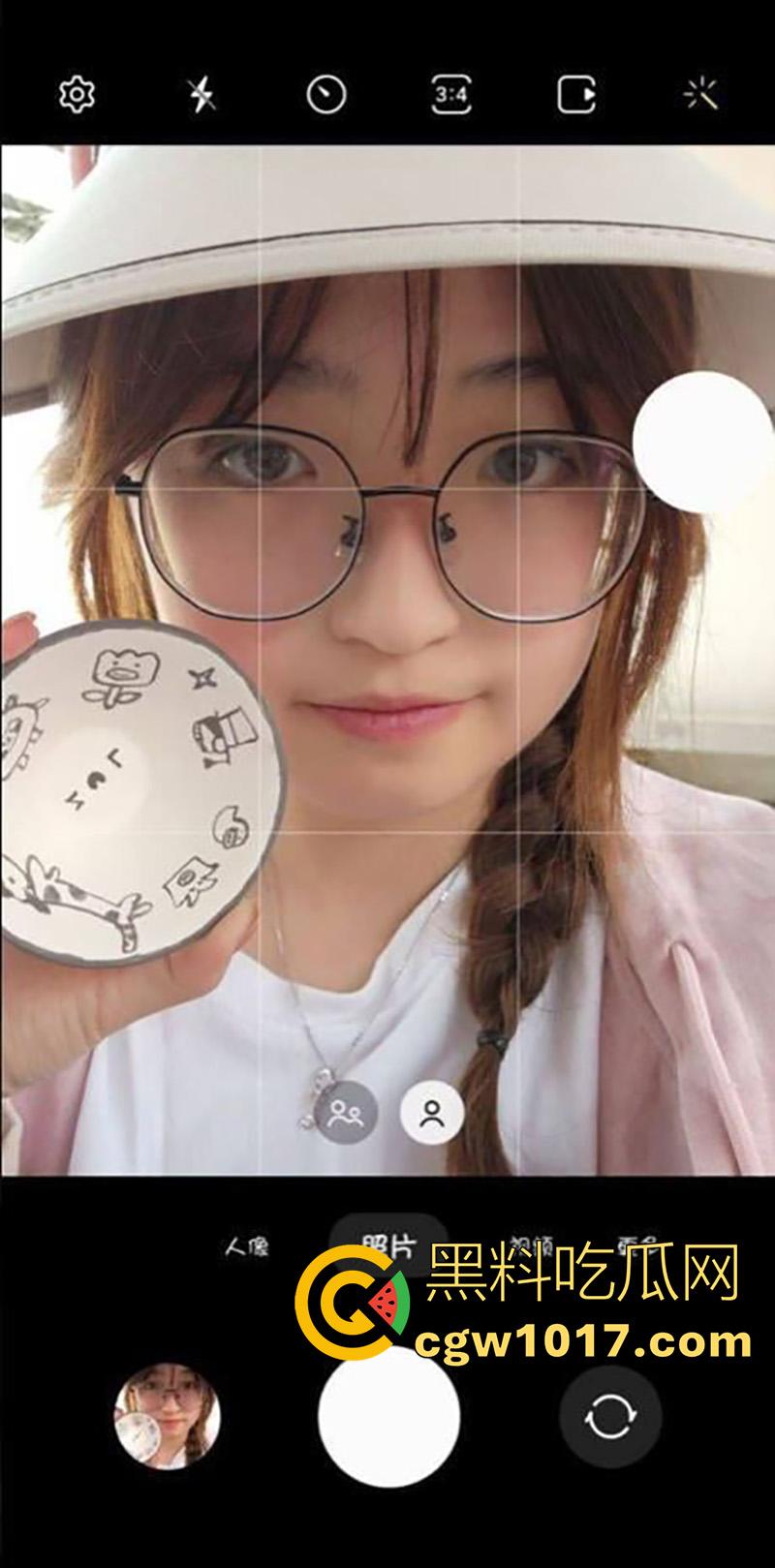 柳州职业技术学院学妹【韦闫妮】，颜值甜美的眼镜嫩妹，被学长PUA放学带去开房玩3P，前后夹击爆操蜜桃臀！  第2张