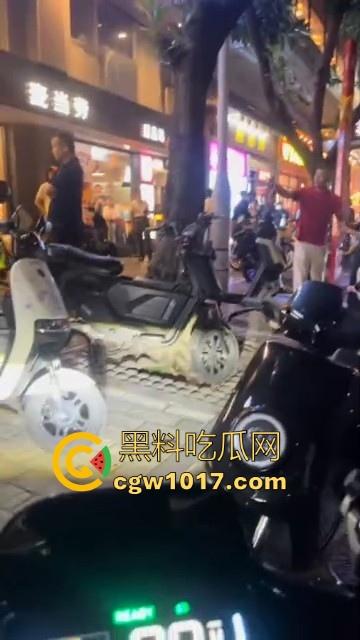 广州小梅大街地头蛇欺负外卖小哥!仗着自己本地人横着走,路人都想冲上去一拳打醒这狗东西! 第9张 广州小梅大街地头蛇欺负外卖小哥!仗着自己本地人横着走,路人都想冲上去一拳打醒这狗东西! 第9张