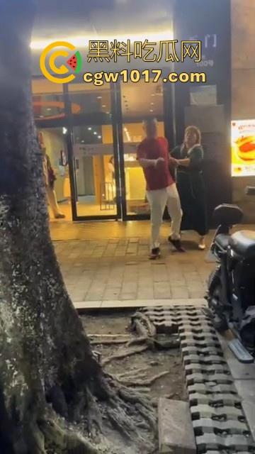 广州小梅大街地头蛇欺负外卖小哥!仗着自己本地人横着走,路人都想冲上去一拳打醒这狗东西! 第10张 广州小梅大街地头蛇欺负外卖小哥!仗着自己本地人横着走,路人都想冲上去一拳打醒这狗东西! 第10张