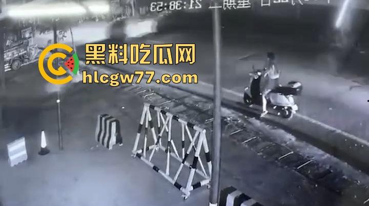 全网热瓜 潮汕大街惊现裸女 广东潮汕小仙女骑车突然停车把自己扒光全裸骑行!  第1张