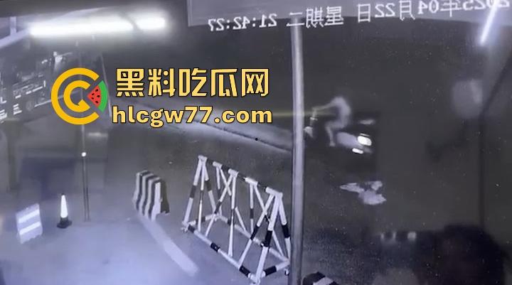 全网热瓜 潮汕大街惊现裸女 广东潮汕小仙女骑车突然停车把自己扒光全裸骑行!  第2张