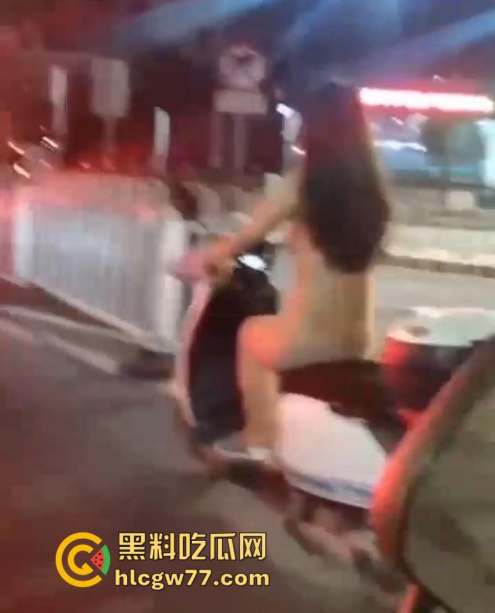 全网热瓜 潮汕大街惊现裸女 广东潮汕小仙女骑车突然停车把自己扒光全裸骑行!  第3张