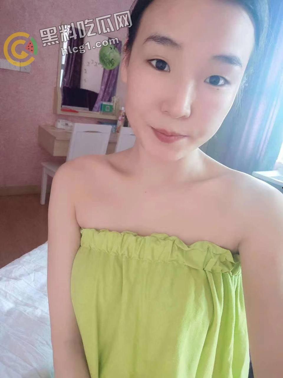 瓜友投稿:呼和浩特健身房拼多多3P女神「黄小芳」:风流成性,男浴3P、球员共欢,热爱3P! 第2张 瓜友投稿:呼和浩特健身房拼多多3P女神「黄小芳」:风流成性,男浴3P、球员共欢,热爱3P! 第2张