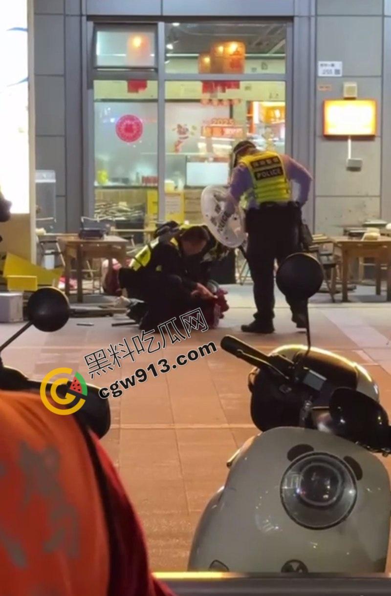 深圳血案:壹方天地火锅店前,红衣男连捅数刀,女子命丧当场!金钱纠纷竟演变成人间惨剧 第6张 深圳血案:壹方天地火锅店前,红衣男连捅数刀,女子命丧当场!金钱纠纷竟演变成人间惨剧 第6张