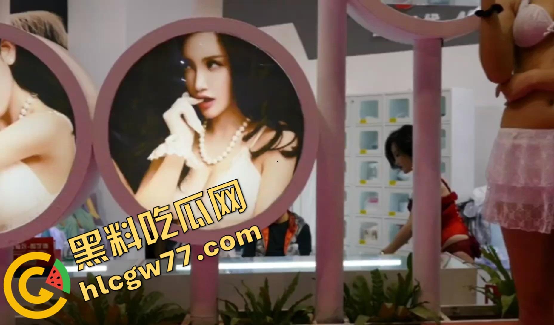 成人展摄影师才是幕后主角，骚穴奶子全景扫射，镜头伸进裙底偷拍逼缝都不抖一下！  第5张