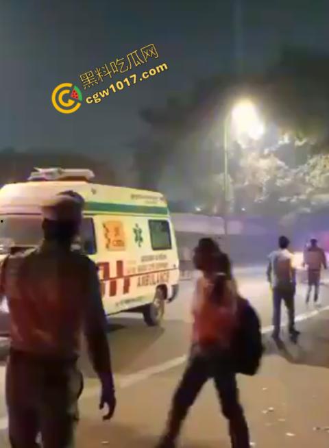 印度新德里景区爆炸震惊世人，鲜血渗透街道，8人当场死亡，惨烈火光照亮恐怖夜空，如同地狱修罗场！  第1张