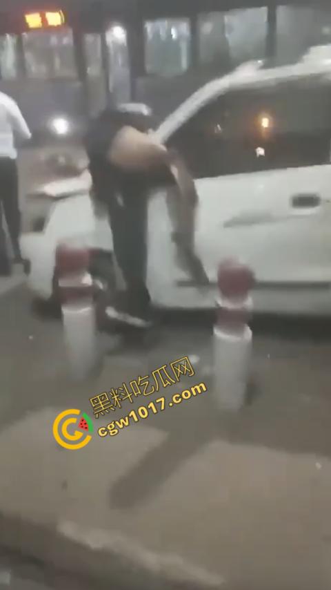 印度新德里景区爆炸震惊世人，鲜血渗透街道，8人当场死亡，惨烈火光照亮恐怖夜空，如同地狱修罗场！  第3张