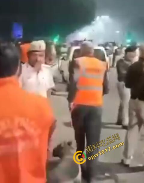 印度新德里景区爆炸震惊世人，鲜血渗透街道，8人当场死亡，惨烈火光照亮恐怖夜空，如同地狱修罗场！  第8张