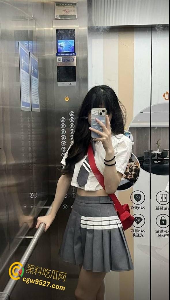 趁大哥喝醉酒，偷偷和嫂子做爱，后入白嫩翘臀美穴，让嫂子彻底变成骚母狗，叫声太大差点被发现 !  第2张