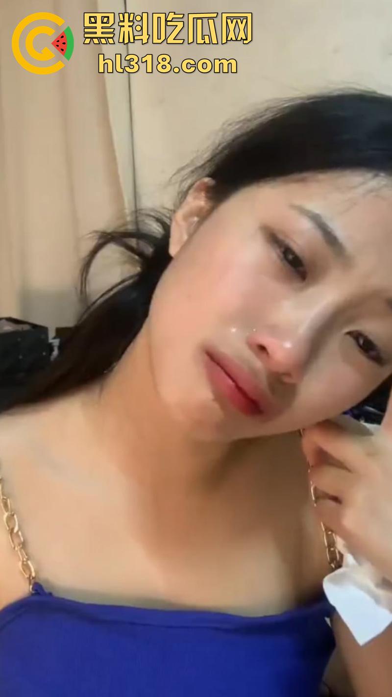 广东茂名化州擦边女被猥亵,穿性感吊带裙江边跳舞,被大叔发现直接上手摸臀猥亵,看来大爷憋不住了啊! 第2张 广东茂名化州擦边女被猥亵,穿性感吊带裙江边跳舞,被大叔发现直接上手摸臀猥亵,看来大爷憋不住了啊! 第2张