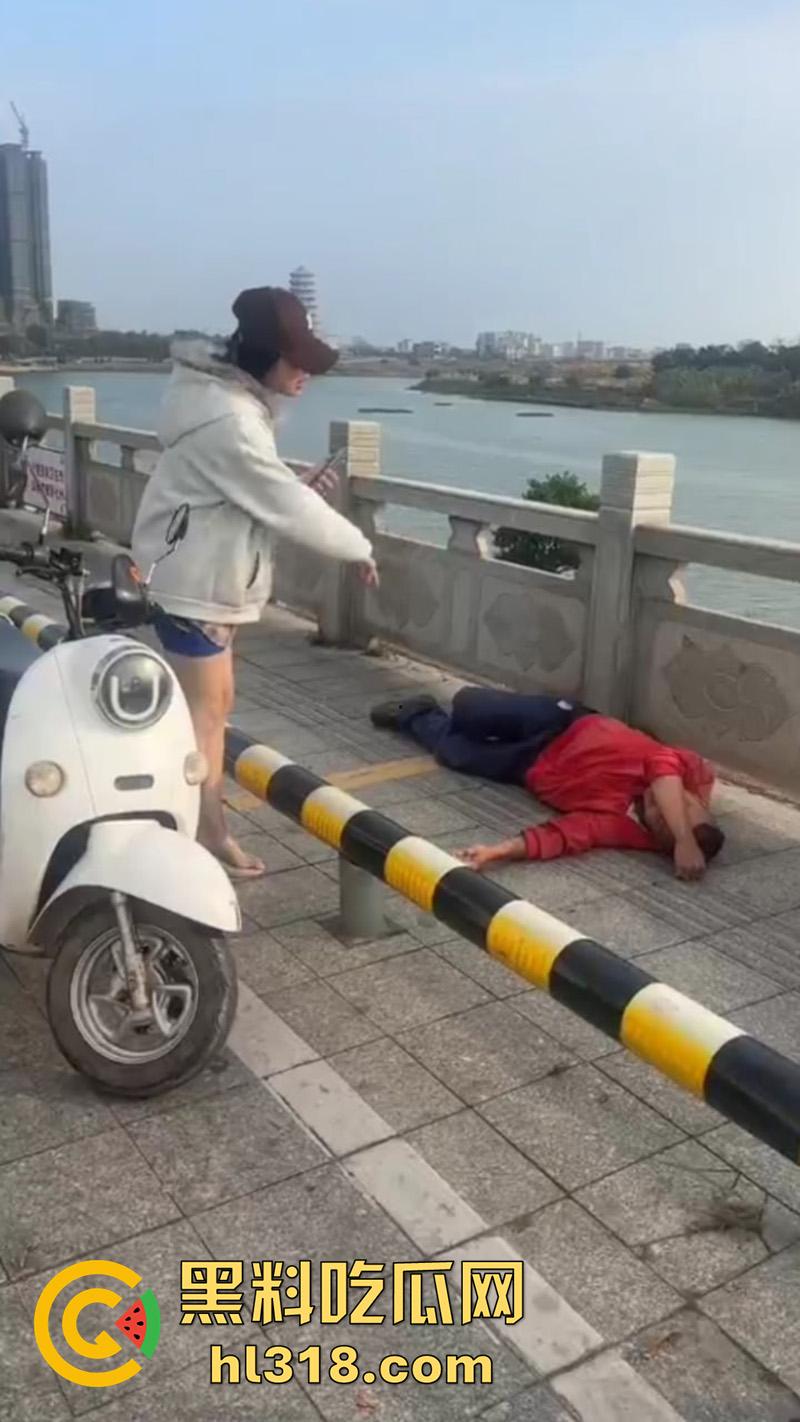 广东茂名化州擦边女被猥亵,穿性感吊带裙江边跳舞,被大叔发现直接上手摸臀猥亵,看来大爷憋不住了啊! 第5张 广东茂名化州擦边女被猥亵,穿性感吊带裙江边跳舞,被大叔发现直接上手摸臀猥亵,看来大爷憋不住了啊! 第5张