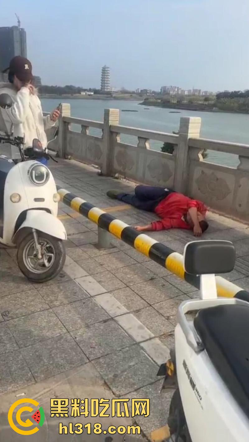 广东茂名化州擦边女被猥亵,穿性感吊带裙江边跳舞,被大叔发现直接上手摸臀猥亵,看来大爷憋不住了啊! 第6张 广东茂名化州擦边女被猥亵,穿性感吊带裙江边跳舞,被大叔发现直接上手摸臀猥亵,看来大爷憋不住了啊! 第6张