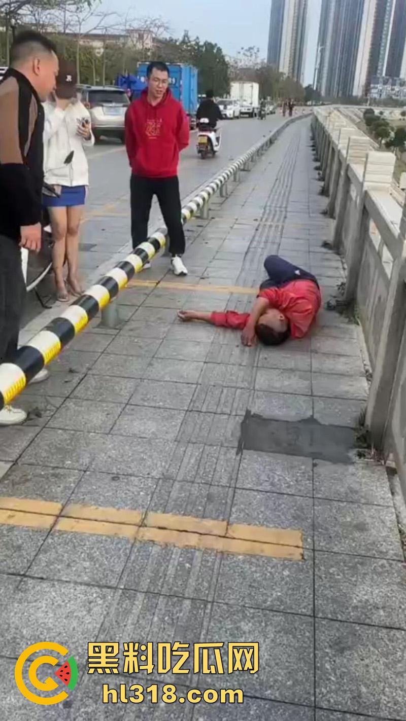广东茂名化州擦边女被猥亵,穿性感吊带裙江边跳舞,被大叔发现直接上手摸臀猥亵,看来大爷憋不住了啊! 第7张 广东茂名化州擦边女被猥亵,穿性感吊带裙江边跳舞,被大叔发现直接上手摸臀猥亵,看来大爷憋不住了啊! 第7张