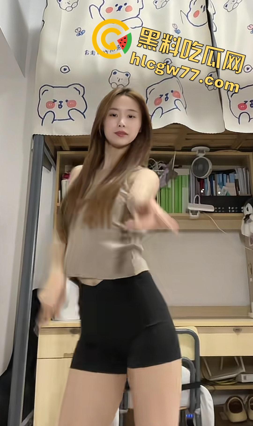 抖音【莉莉爱跳舞吖】被老板儿子当母狗!黑丝库里肉丝+狗链调教,初到社会的一节性课! 第3张 抖音【莉莉爱跳舞吖】被老板儿子当母狗!黑丝库里肉丝+狗链调教,初到社会的一节性课! 第3张