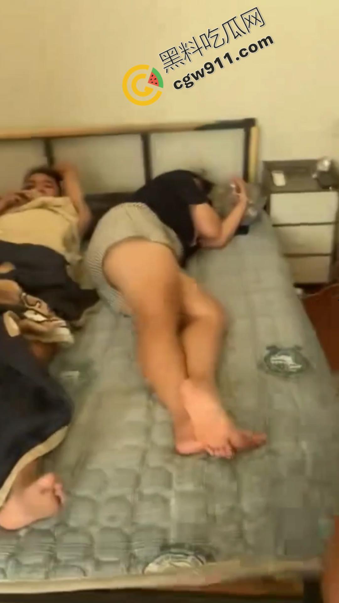 怒火狂涌男史诗级抓奸现场:女友与奸夫冷眼旁观,愤怒男子咆哮现场,网友直呼“最搞笑抓奸场面”! 第1张 怒火狂涌男史诗级抓奸现场:女友与奸夫冷眼旁观,愤怒男子咆哮现场,网友直呼“最搞笑抓奸场面”! 第1张