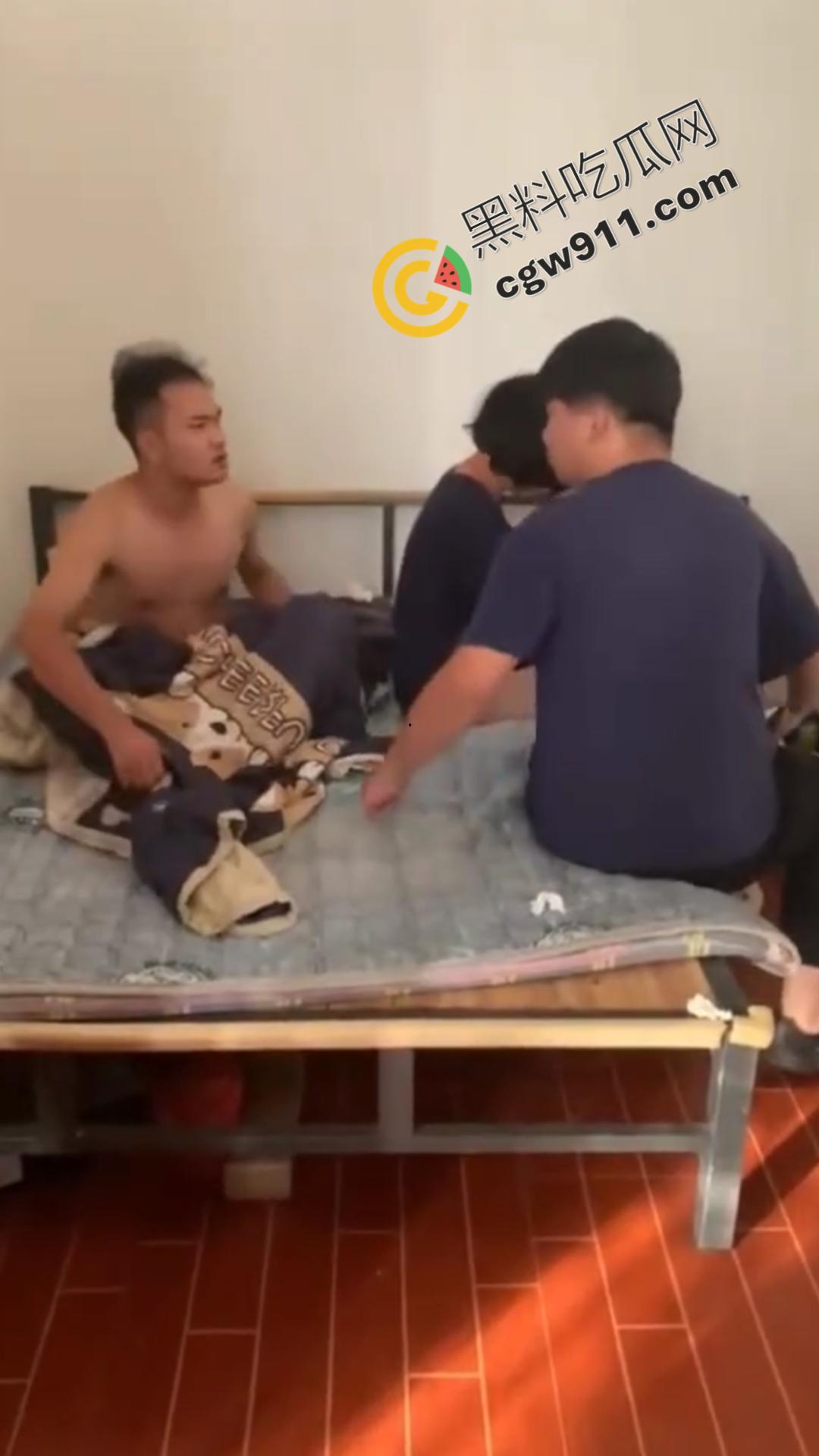 怒火狂涌男史诗级抓奸现场:女友与奸夫冷眼旁观,愤怒男子咆哮现场,网友直呼“最搞笑抓奸场面”! 第4张 怒火狂涌男史诗级抓奸现场:女友与奸夫冷眼旁观,愤怒男子咆哮现场,网友直呼“最搞笑抓奸场面”! 第4张