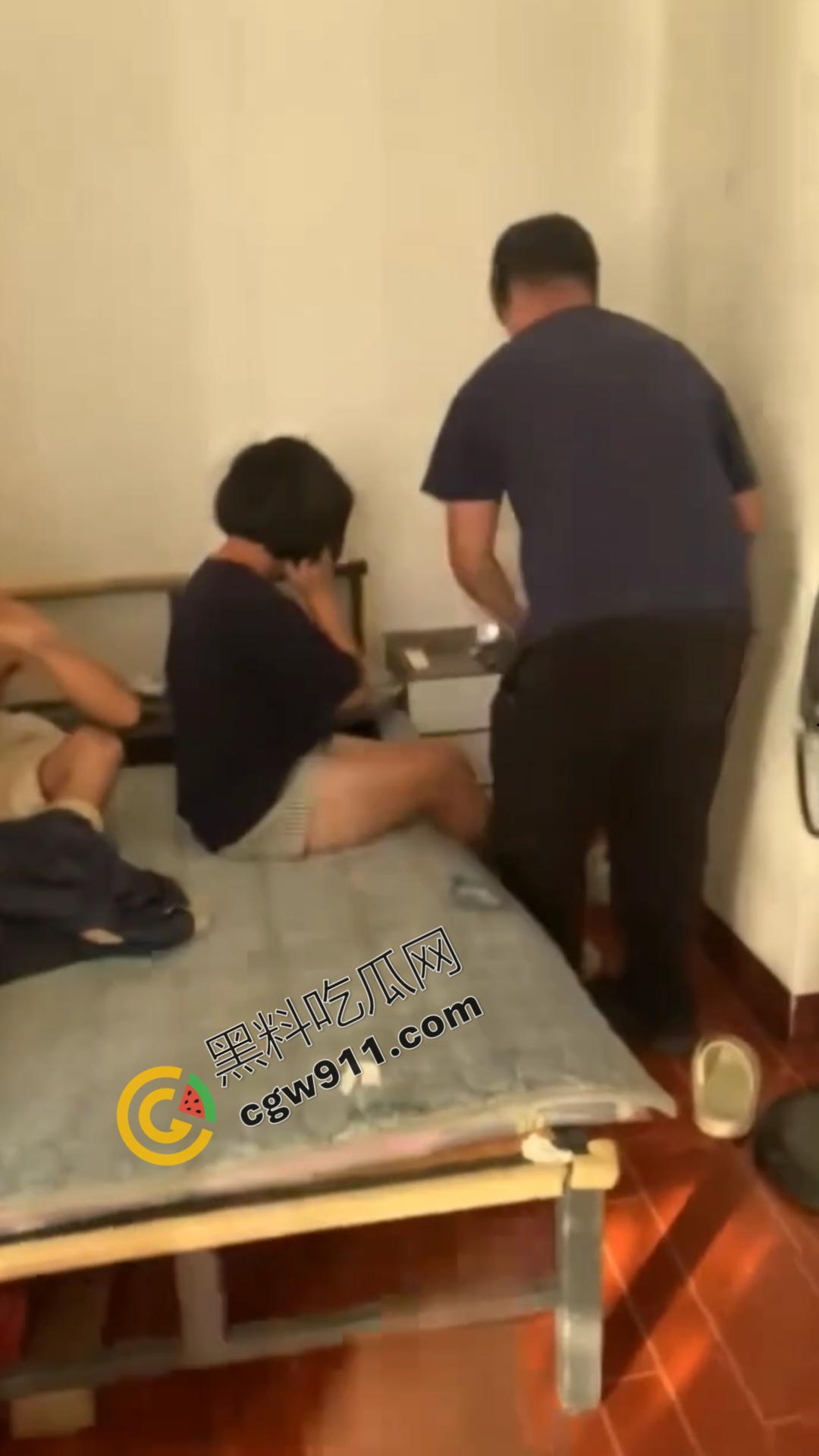 怒火狂涌男史诗级抓奸现场:女友与奸夫冷眼旁观,愤怒男子咆哮现场,网友直呼“最搞笑抓奸场面”! 第5张 怒火狂涌男史诗级抓奸现场:女友与奸夫冷眼旁观,愤怒男子咆哮现场,网友直呼“最搞笑抓奸场面”! 第5张
