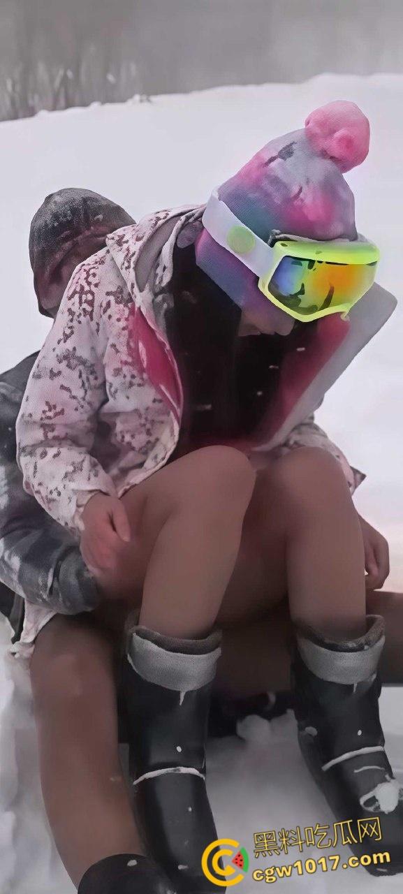 户外野战天花板,超雄情侣大冬天雪地激情做爱,还不忘变换各种姿势,这是真不怕冷啊! 第3张 户外野战天花板,超雄情侣大冬天雪地激情做爱,还不忘变换各种姿势,这是真不怕冷啊! 第3张