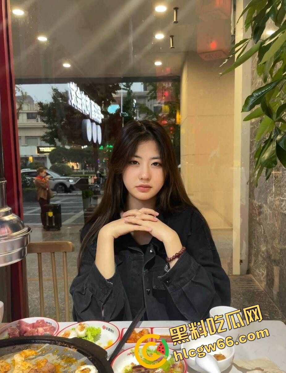 广州小区女儿的老师【黎秦羽】公园羽毛球勾搭成炮友,嗷嗷叫爽到内射,干她高潮两次腿软喷汁! 第1张 广州小区女儿的老师【黎秦羽】公园羽毛球勾搭成炮友,嗷嗷叫爽到内射,干她高潮两次腿软喷汁! 第1张