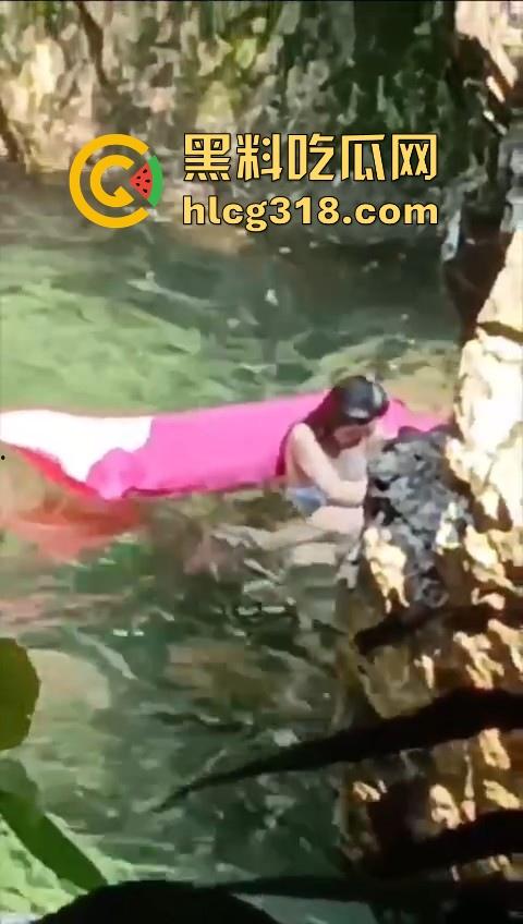 广东清远漂流惊现情侣水中干炮，女上男下疯狂骑乘，随着水浪节奏而动，画面刺激！  第5张