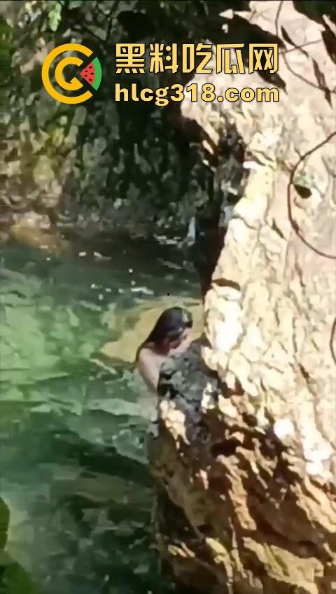 广东清远漂流惊现情侣水中干炮，女上男下疯狂骑乘，随着水浪节奏而动，画面刺激！  第8张