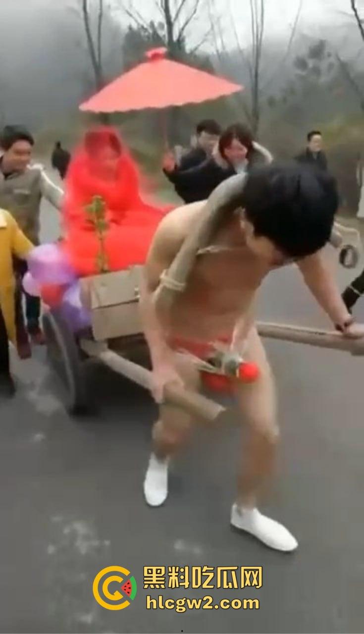 冬天也阻挡不了婚闹骚操作！新郎光着身子拉新娘，挡部麦克风延长到笑裂！  第5张