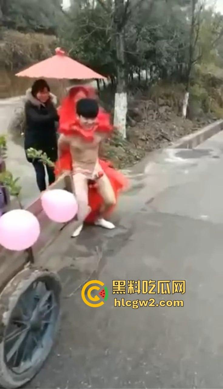 冬天也阻挡不了婚闹骚操作！新郎光着身子拉新娘，挡部麦克风延长到笑裂！  第6张