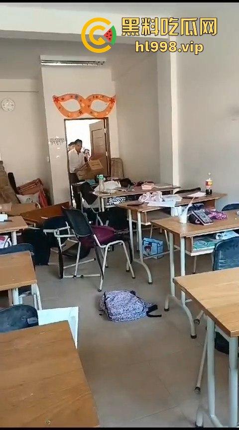 广西百色中学男生玩笑开翻,掏刀狂捅女生!现场尖叫不断,场面混乱不堪! 第2张 广西百色中学男生玩笑开翻,掏刀狂捅女生!现场尖叫不断,场面混乱不堪! 第2张