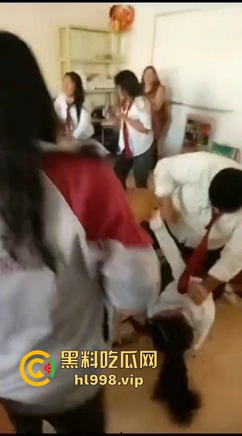 广西百色中学男生玩笑开翻,掏刀狂捅女生!现场尖叫不断,场面混乱不堪! 第3张 广西百色中学男生玩笑开翻,掏刀狂捅女生!现场尖叫不断,场面混乱不堪! 第3张