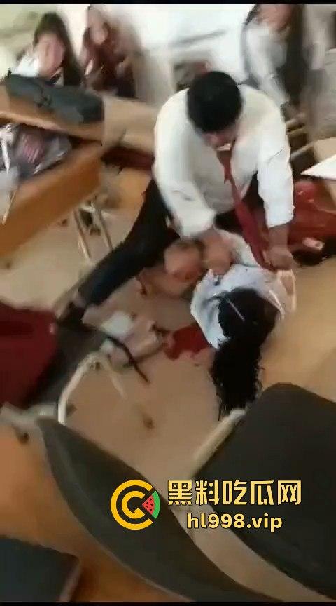 广西百色中学男生玩笑开翻,掏刀狂捅女生!现场尖叫不断,场面混乱不堪! 第4张 广西百色中学男生玩笑开翻,掏刀狂捅女生!现场尖叫不断,场面混乱不堪! 第4张