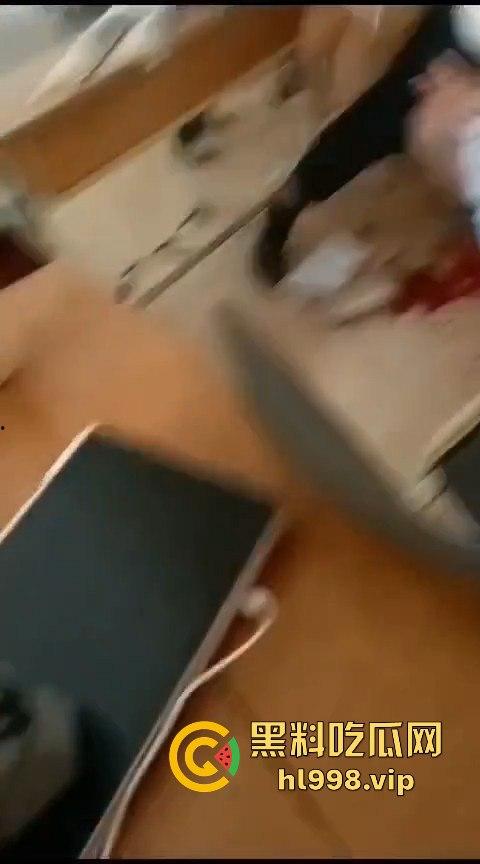 广西百色中学男生玩笑开翻,掏刀狂捅女生!现场尖叫不断,场面混乱不堪! 第5张 广西百色中学男生玩笑开翻,掏刀狂捅女生!现场尖叫不断,场面混乱不堪! 第5张