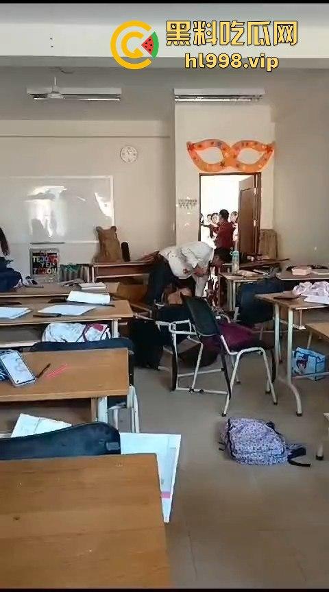 广西百色中学男生玩笑开翻,掏刀狂捅女生!现场尖叫不断,场面混乱不堪! 第7张 广西百色中学男生玩笑开翻,掏刀狂捅女生!现场尖叫不断,场面混乱不堪! 第7张