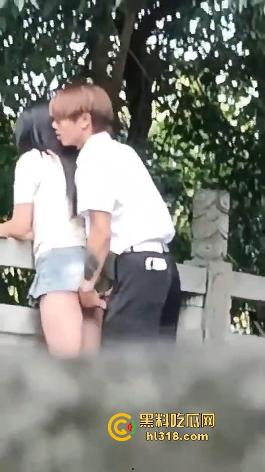 这世道还是黄毛牛逼！精神小伙桥上无套后入学生妹，清纯嫩妹翘起肥臀配合，羡慕黄毛！  第1张