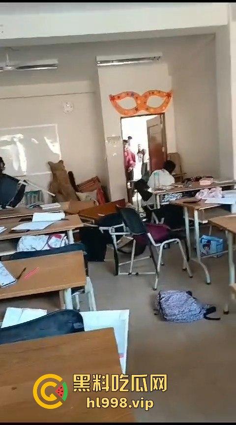 广西百色中学男生玩笑开翻,掏刀狂捅女生!现场尖叫不断,场面混乱不堪! 第8张 广西百色中学男生玩笑开翻,掏刀狂捅女生!现场尖叫不断,场面混乱不堪! 第8张