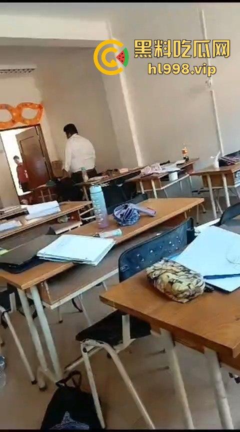 广西百色中学男生玩笑开翻,掏刀狂捅女生!现场尖叫不断,场面混乱不堪! 第9张 广西百色中学男生玩笑开翻,掏刀狂捅女生!现场尖叫不断,场面混乱不堪! 第9张