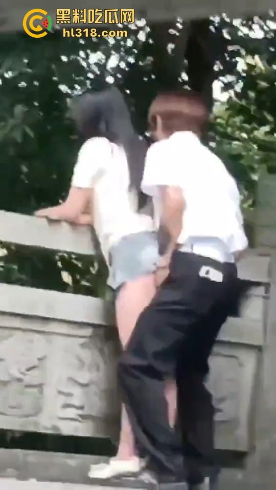 这世道还是黄毛牛逼！精神小伙桥上无套后入学生妹，清纯嫩妹翘起肥臀配合，羡慕黄毛！  第2张