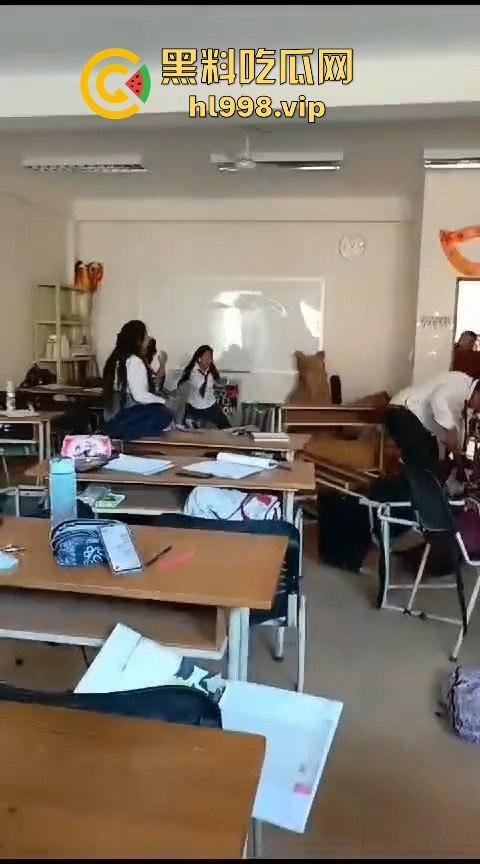 广西百色中学男生玩笑开翻,掏刀狂捅女生!现场尖叫不断,场面混乱不堪! 第10张 广西百色中学男生玩笑开翻,掏刀狂捅女生!现场尖叫不断,场面混乱不堪! 第10张