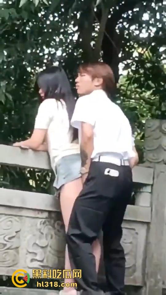 这世道还是黄毛牛逼！精神小伙桥上无套后入学生妹，清纯嫩妹翘起肥臀配合，羡慕黄毛！  第3张