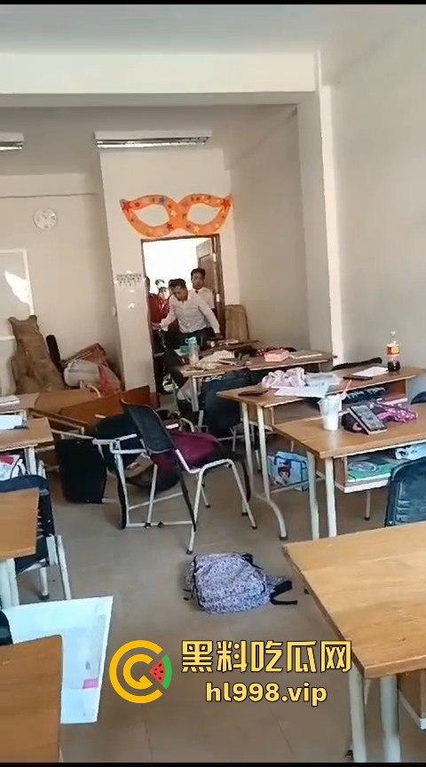 广西百色中学男生玩笑开翻,掏刀狂捅女生!现场尖叫不断,场面混乱不堪! 第11张 广西百色中学男生玩笑开翻,掏刀狂捅女生!现场尖叫不断,场面混乱不堪! 第11张